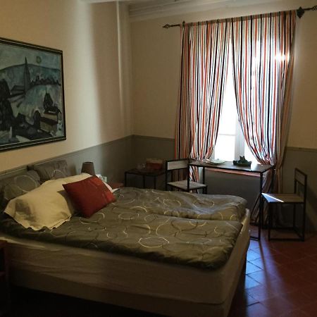 アルジュリエ Les Hirondelles Bed & Breakfast エクステリア 写真
