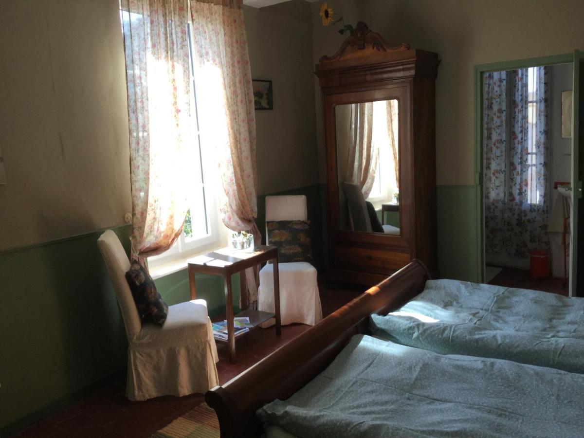 アルジュリエ Les Hirondelles Bed & Breakfast エクステリア 写真